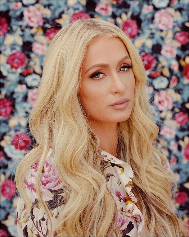 Paris-Hilton-in-her-backyard photographed-by-Ryan-Pfluger-for Instyle-Magazine-2
