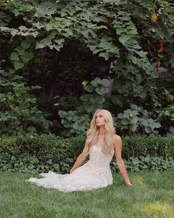 Paris-Hilton-in-her-backyard photographed-by-Ryan-Pfluger-for Instyle-Magazine-3