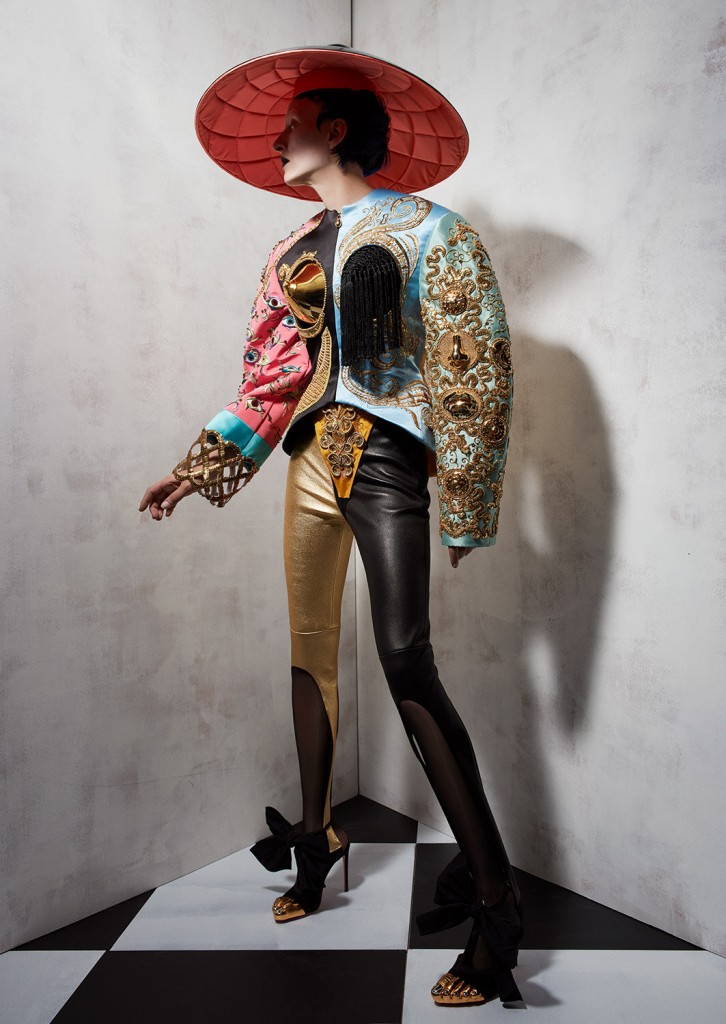 Schiaparelli Haute Couture by photographer Léa Nielsen for Dansk Magazine FW21-7