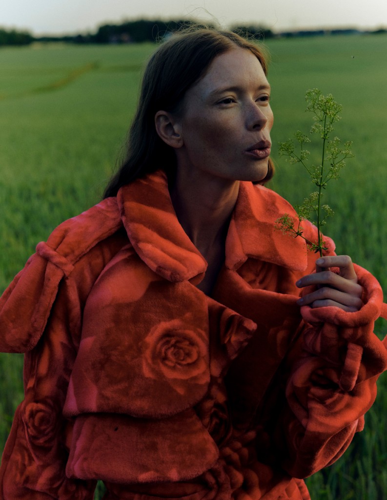 Fashion editorial »Lady in Falu Röd« for Vogue Scandinavia shot by Angelina Mamoun-Bergenwall-1
