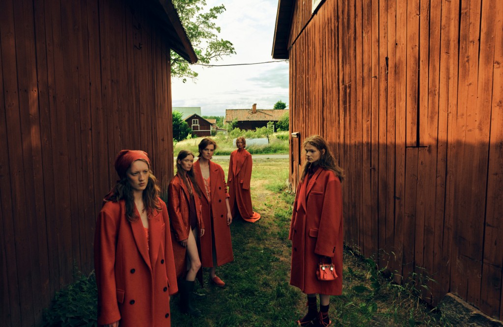 Fashion editorial »Lady in Falu Röd« for Vogue Scandinavia shot by Angelina Mamoun-Bergenwall-2
