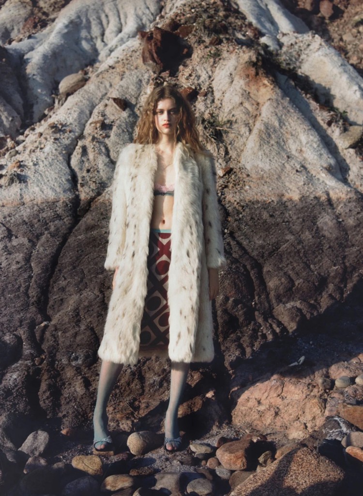Fashion editorial »Mermaidcore« by photographer Olivia Malone for Vogue Polska-2