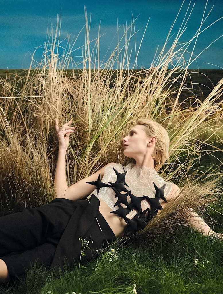 Fashion story »Flower Power« photographed by Txema Yeste for Numero 246-3